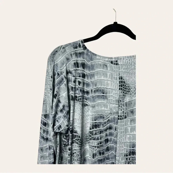 HEIMISH USA LONG SLEEVE TOP ANIMAL PRINT GRAY/LIGHT BLUE/BLACK IN COLOR SIZE XL - Picture 9 of 10